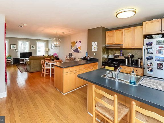 5th image of 406 Leverington Ave Unit D