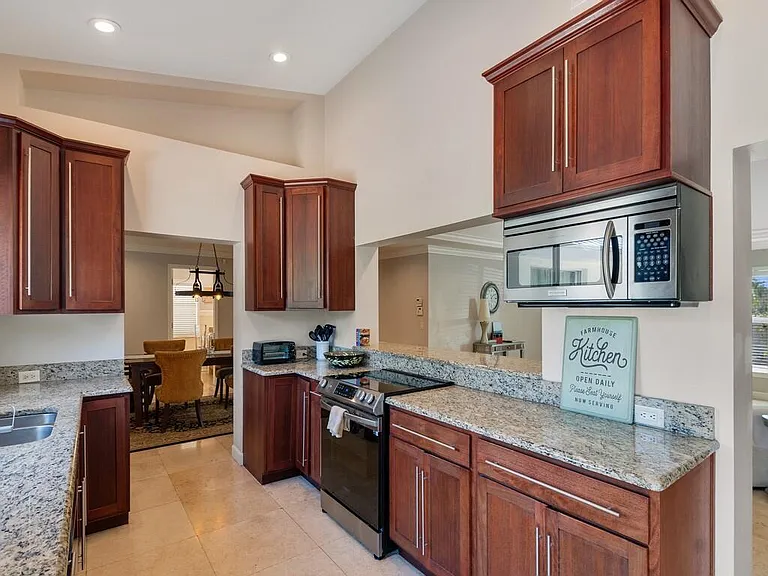 527 E Causeway Blvd — Photo 8