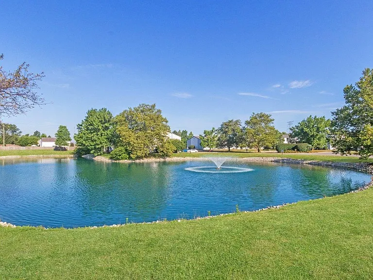 Lakeside Crossing at Eagle Creek Apartments and Townhomes — Photo 26