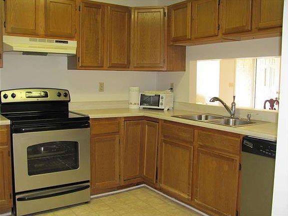 3rd image of 1429 Russell Cir