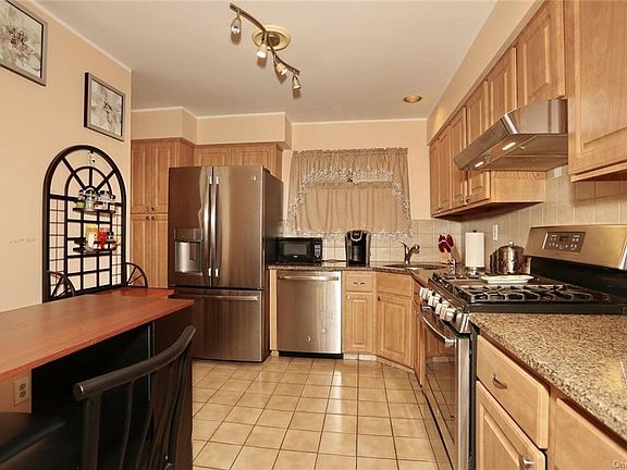 4th image of 452 Country Club Ln