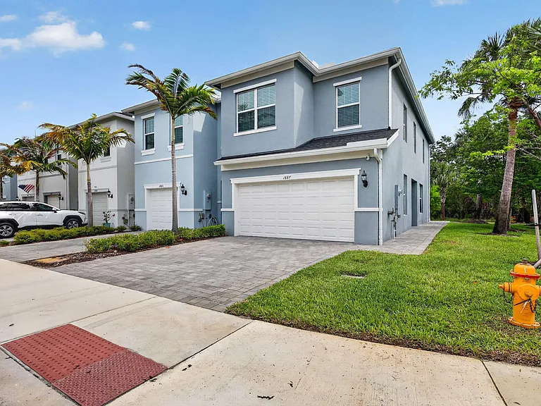 1887 SE Ocean Cove Way — Photo 3