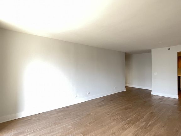 2nd image of 212 N Dearborn St #3002