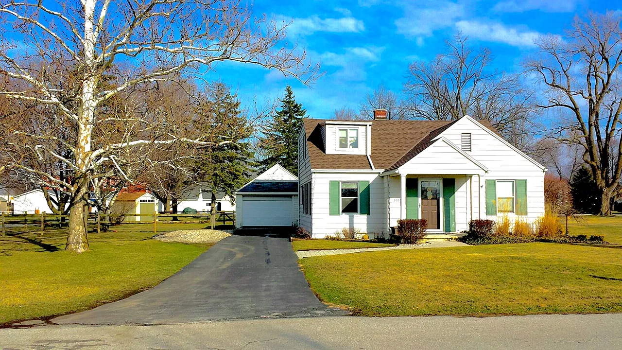 303 Superior St photo 1