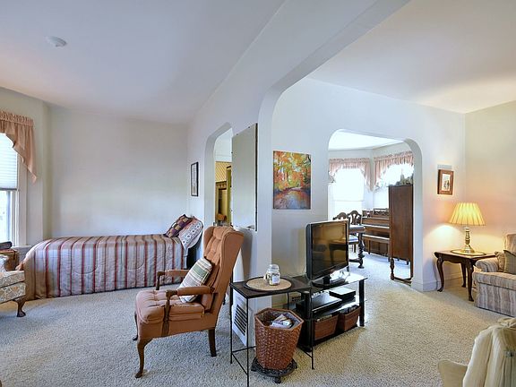 5th image of 132 Rockford Ave