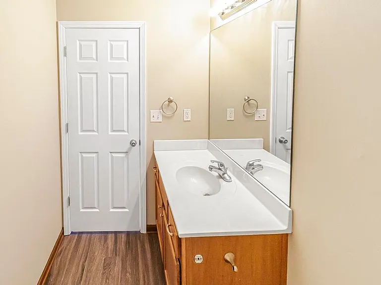 1011 Higgins St — Photo 16