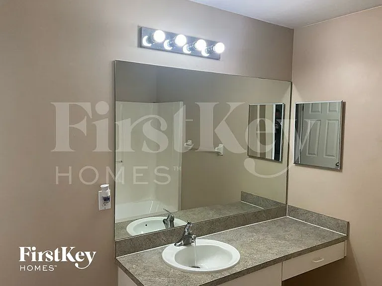 2108 NE 15th Pl — Photo 10