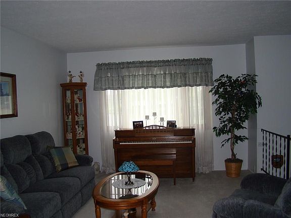 3rd image of 9 Roosevelt Ct