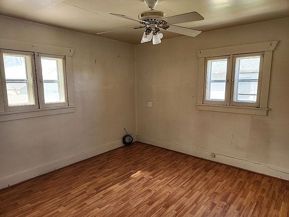 3rd image of 945 16th St