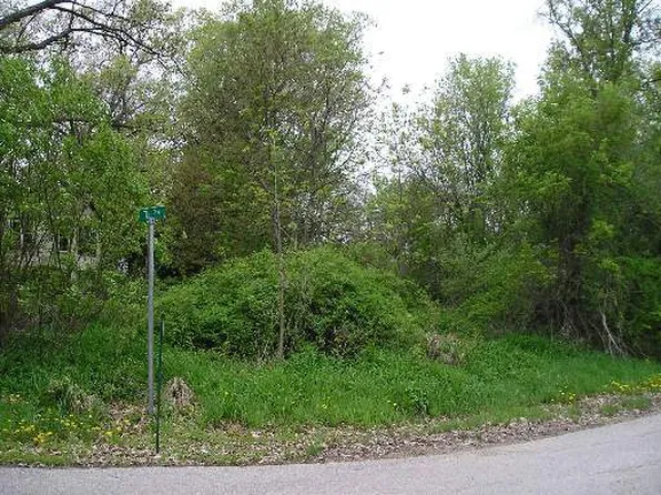 W Riverside Dr, McHenry, IL 60051