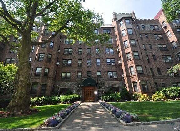 The Buckingham is a prewar Tudor building and has recently redecorated its large elegant lobby and public hallways.  Each apartment receives a private storage unit.  The bike room, community room and debit card system laundry are located in the Basement. 