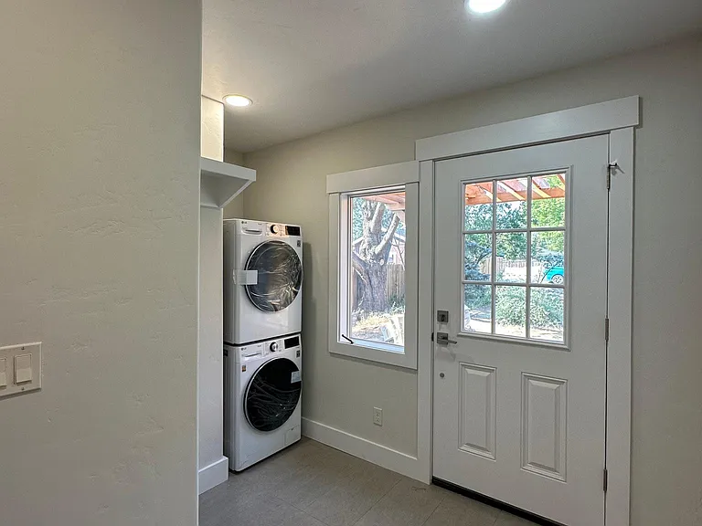 624 NE Olney Ave — Photo 15