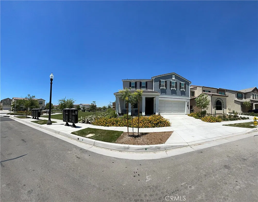 4 bed, 2550 sqft, $3,900 — Photo 2