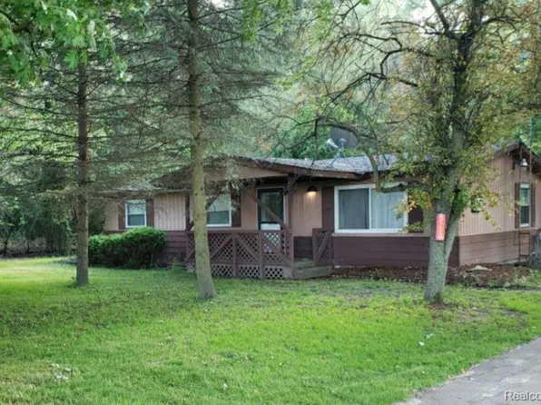 8510 Maple Rd, Bridgeport, MI 48722