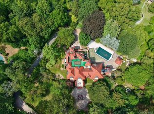 12 Sloanes Court, Sands Point, NY 11050