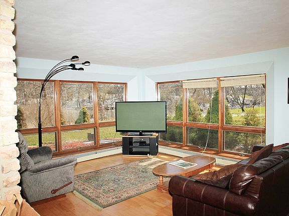 4th image of 5574 Woodland Dr