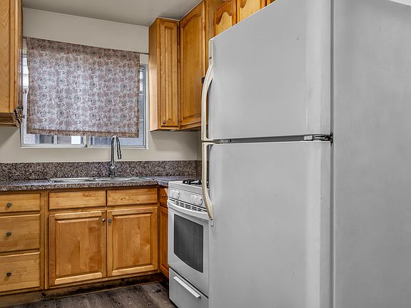 3rd image of 153 E 61st St #1