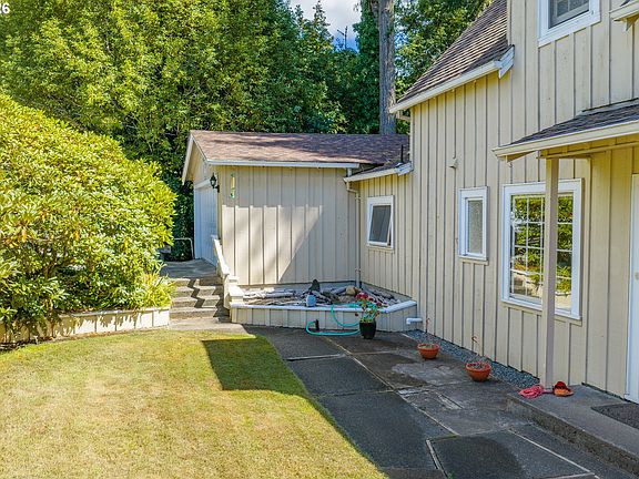 2nd image of 905 E 1st St