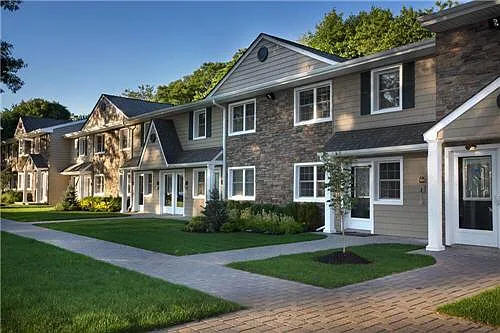 Fairfield Courtyard At Middle Island