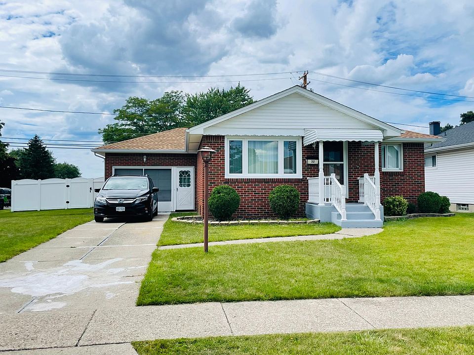 1st image of 32 Bay Ln