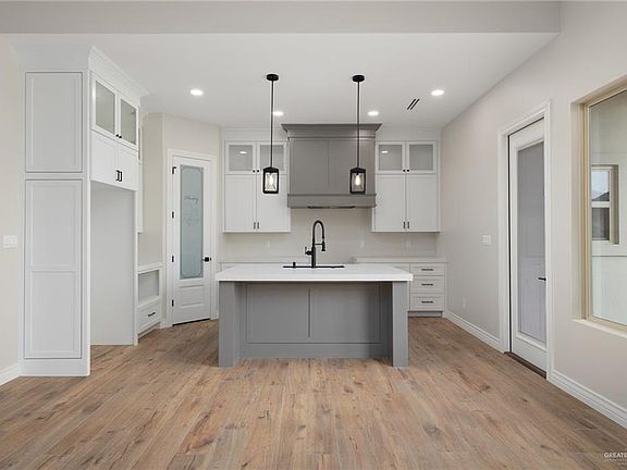 5th image of 3013 E Kennedy Ave