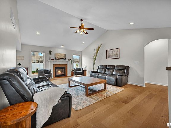 3rd image of 905 Stonelake Dr