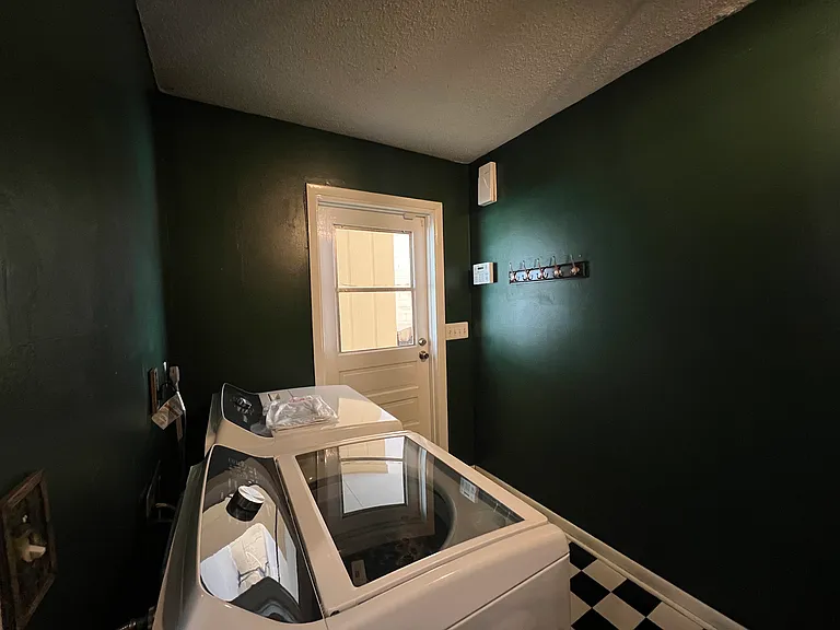 630 Queens Cir — Photo 11