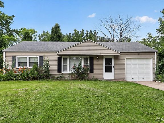 3rd image of 1565 Lakeside Ln