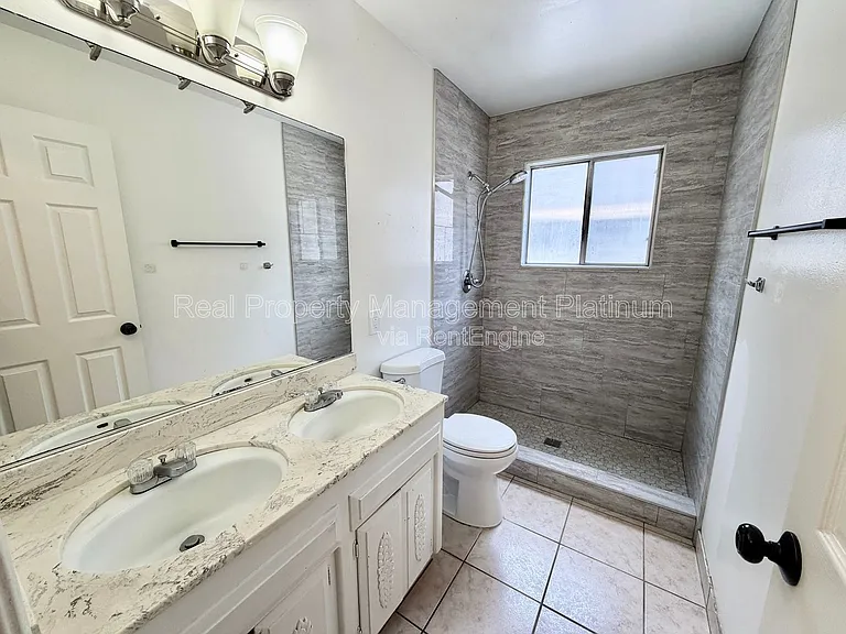 5694 N 9th St — Photo 5