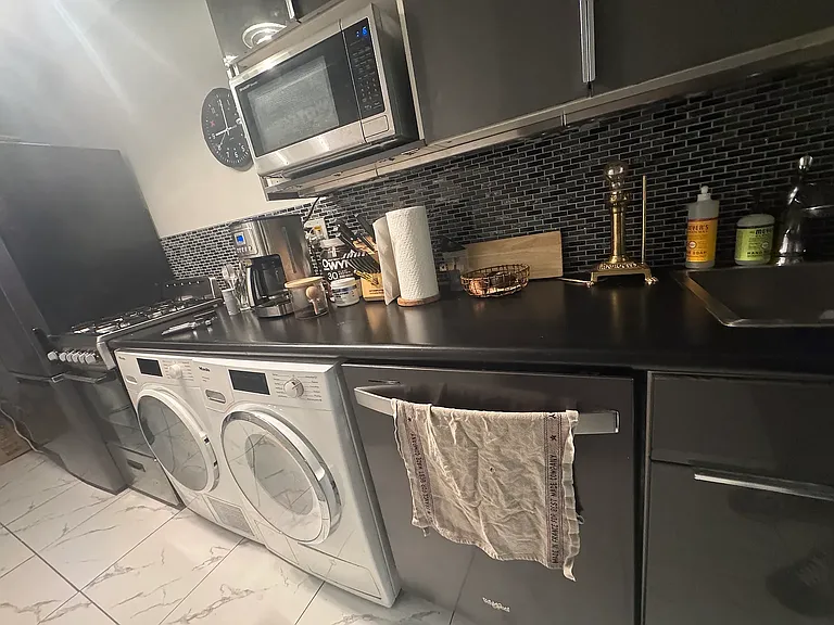 131 E 15th St #1B — Photo 5