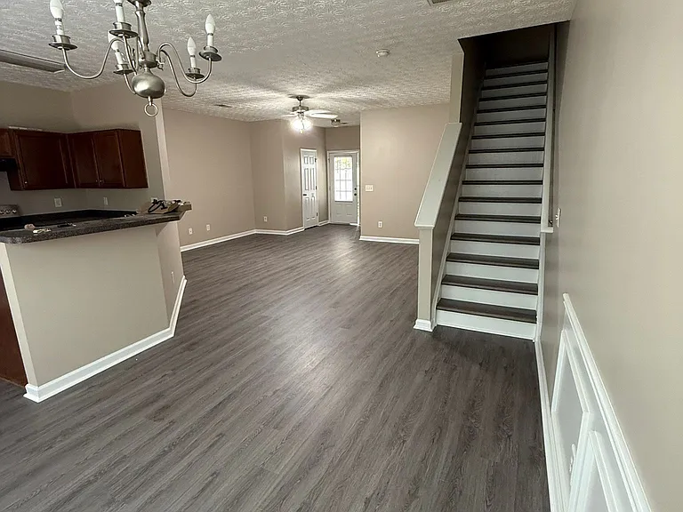 518 Oakside Pl — Photo 2