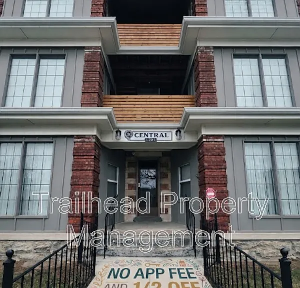3227 Central St #3 — Photo 1