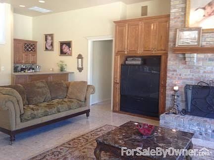 Den with wet bar
						:
						wine rack and wet bar