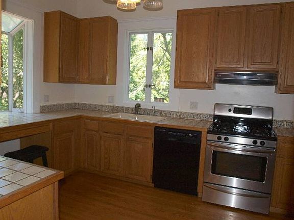 Kitchen w/ Gas Range