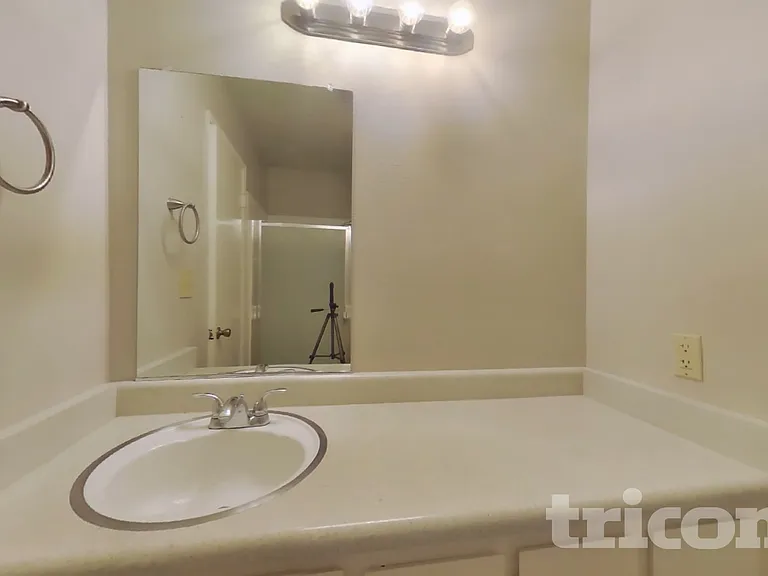 1630 E Lake Ct — Photo 10