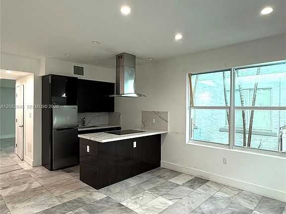 5th image of 1560 Drexel Ave #107