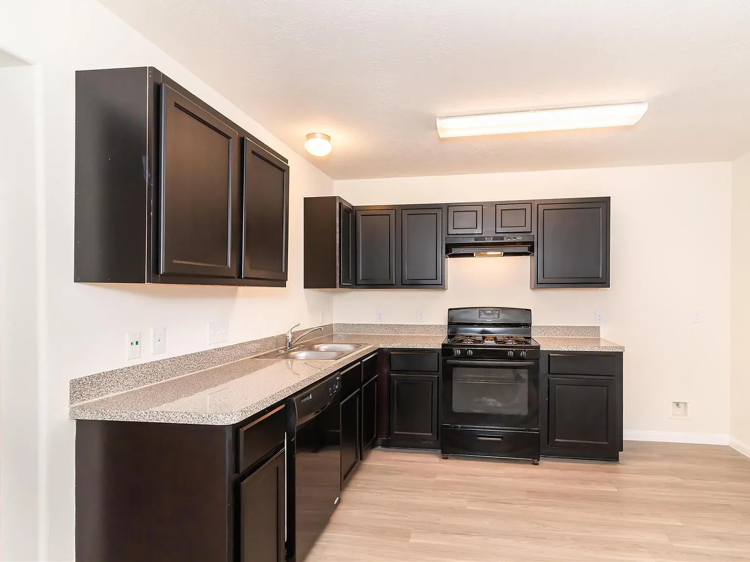 4 bed, 2.5 bath, 1687 sqft, $2,060 — Photo 3