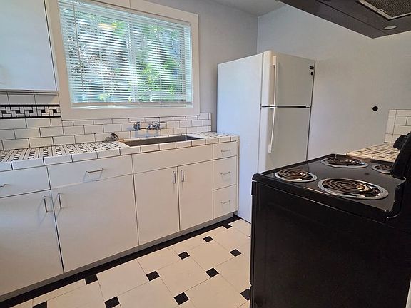 5th image of 1576 Chestnut St APT 1