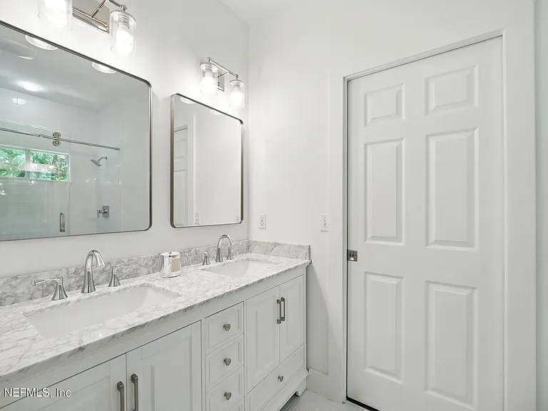 150A N Roscoe Blvd — Photo 41