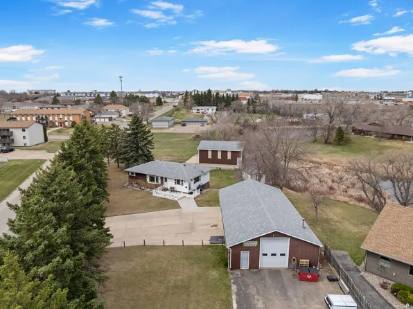 600 28th Ave SW, Minot, ND 58701