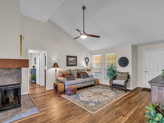 3rd image of 2627 Clear Ridge Dr
