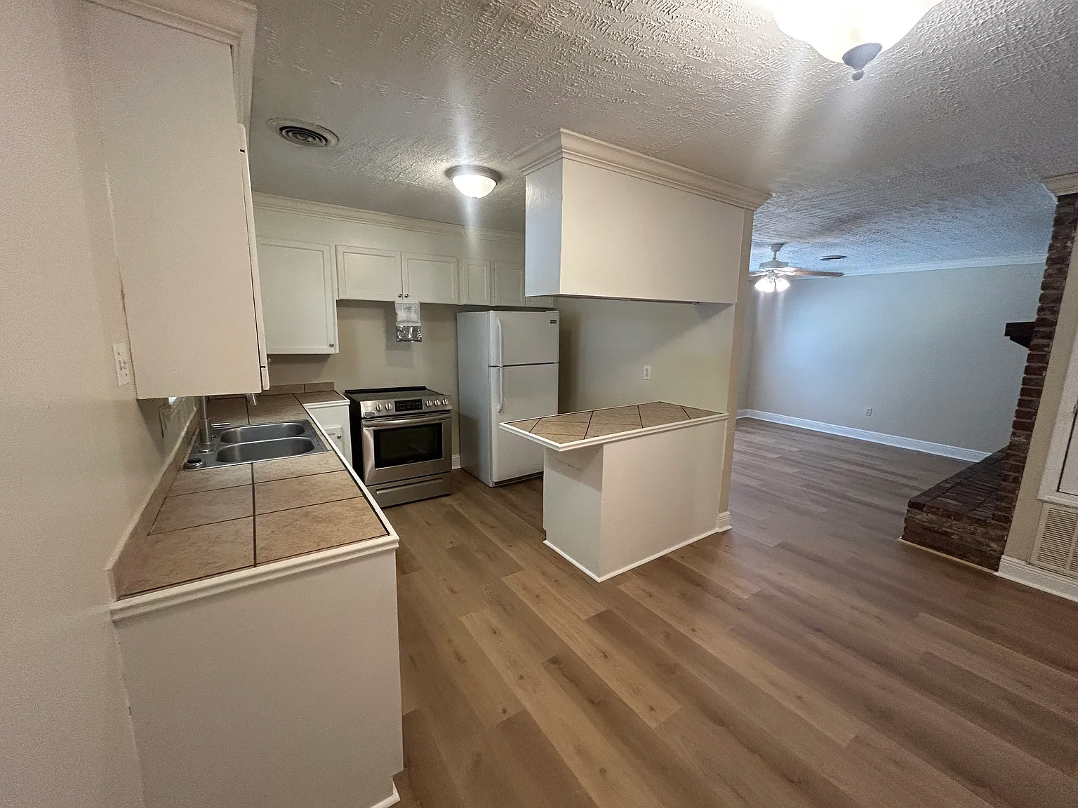3 bed, 1015 sqft, $1,700 — Photo 3