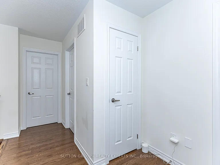 130 Ice Palace Cres — Photo 31