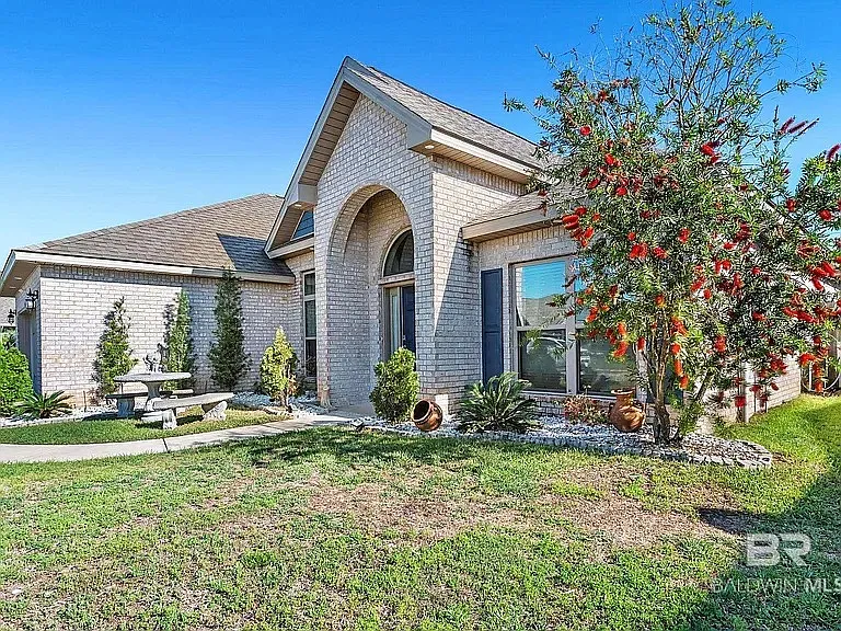 335 Thornhill Cir — Photo 3