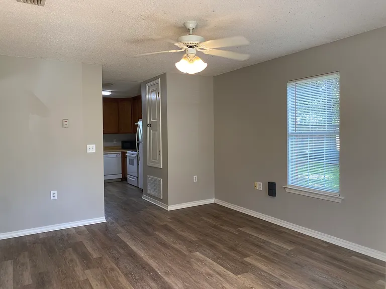 23135 Lincoln St #B — Photo 6