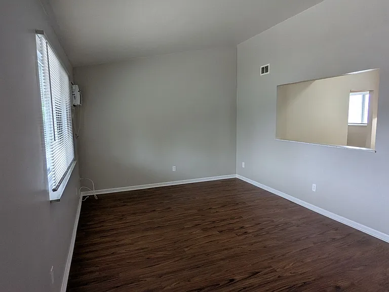509-515 Zahn Dr — Photo 3