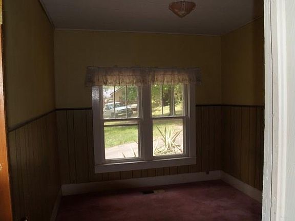 4th image of 1056 W Main St