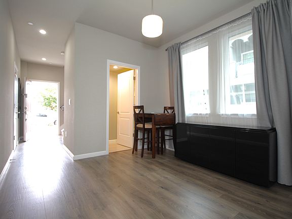 5th image of 819 Estancia Ct