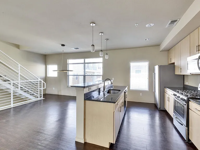 2606 Wilson St #402 — Photo 3