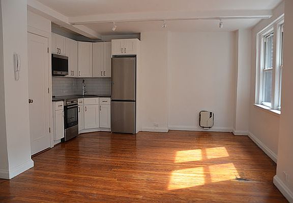 4th image of 304 E 41st St APT 907A